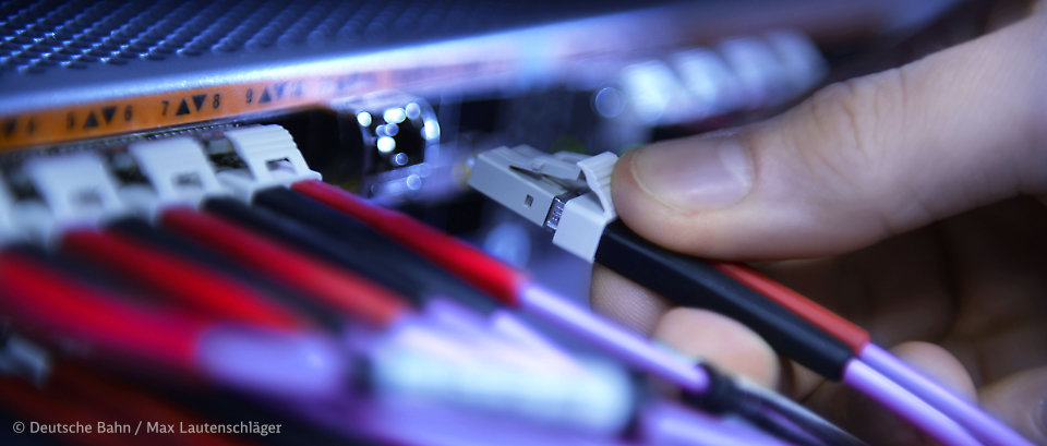 Glasfaser-Netzwerkkabel werden eingesteckt